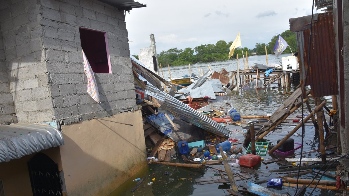 La casa colapsó en el estero Huaylá del barrio 4 de Abril donde murieron cinco miembros de una familia, entre ellos dos menores de edad