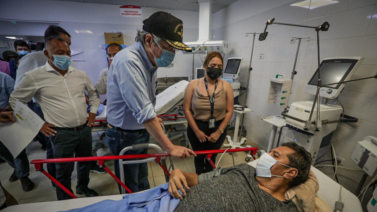 Fotografía cedida por Presidencia que muestra al presidente de Ecuador, Guillermo Lasso (c), mientras visita a los heridos por el terremoto hoy, en el Hospital del Seguro Social en la ciudad de Machala (Ecuador).