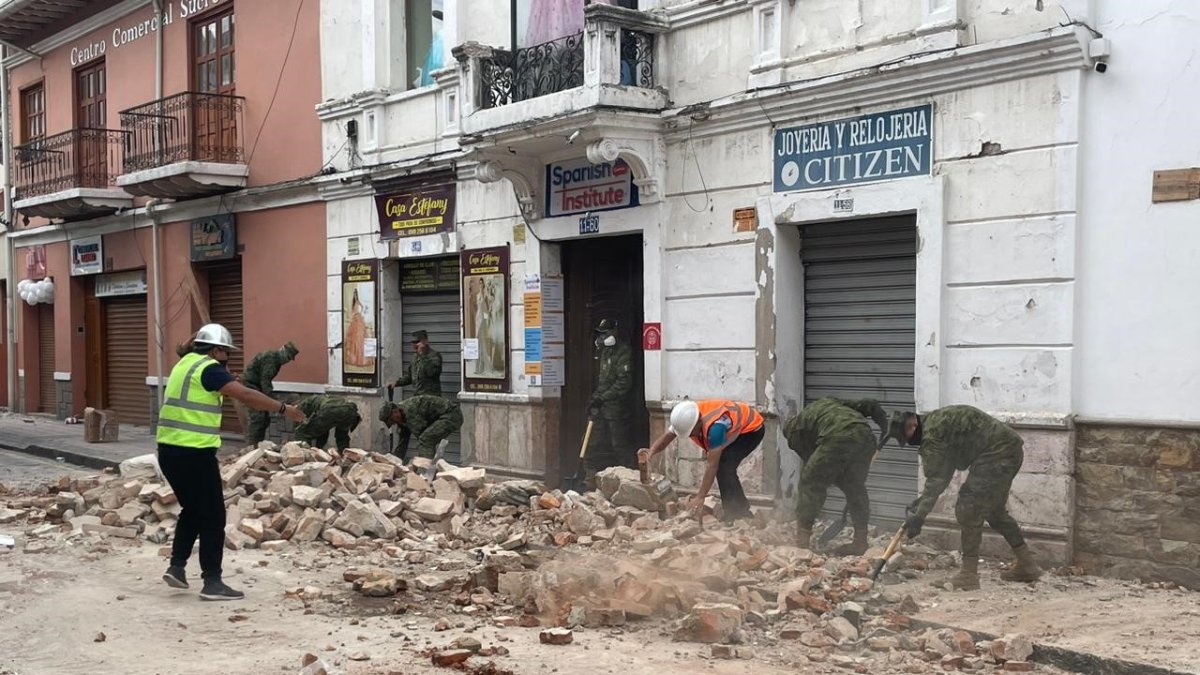 Escombros. En el centro de Machala militares ayudan en la limpieza y remoción de escombros.