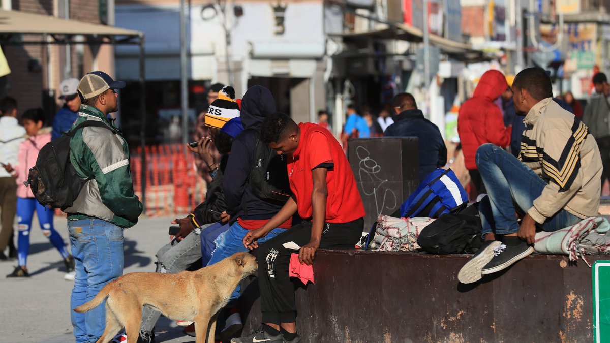 Escena. Un grupo de migrantes permanecen en una plaza pública, en Ciudad Juárez, estado de Chihuahua (México). 