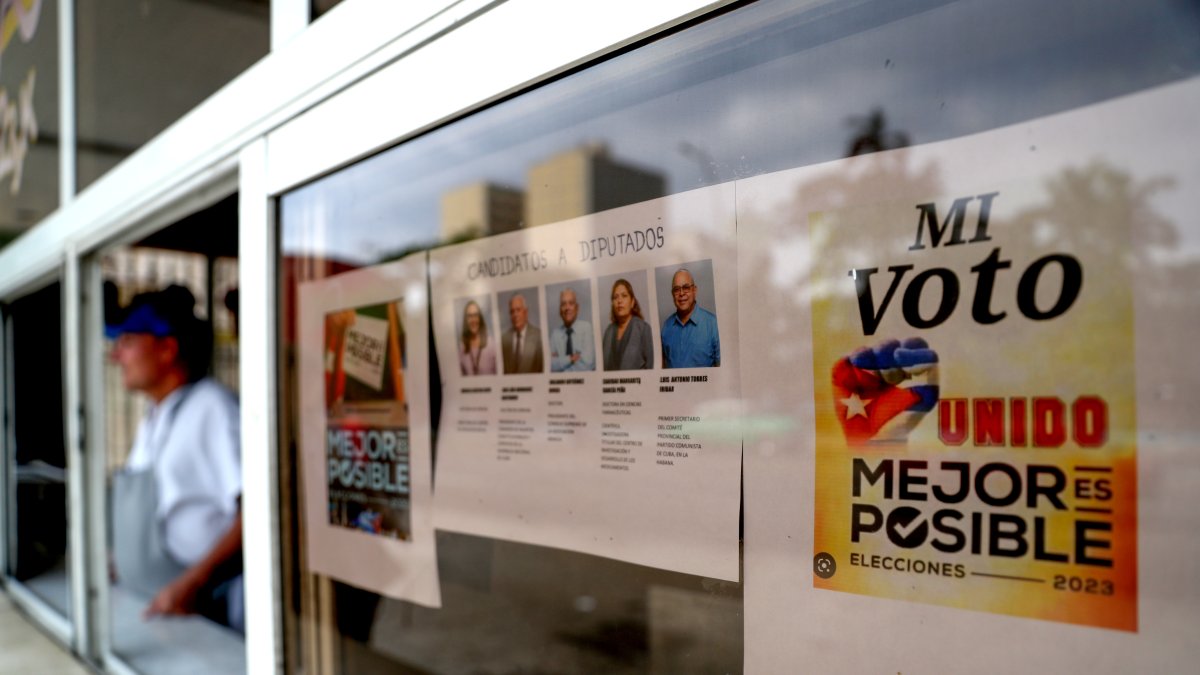Fotografía de unos carteles sobre las próximas elecciones, hoy domingo 19 de marzo, en La Habana (Cuba)