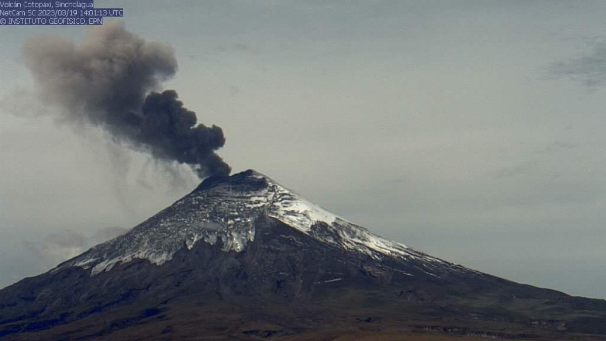 Fuerte. La columna de gases y ceniza alcanzó un kilómetro de altura, en dirección al este
