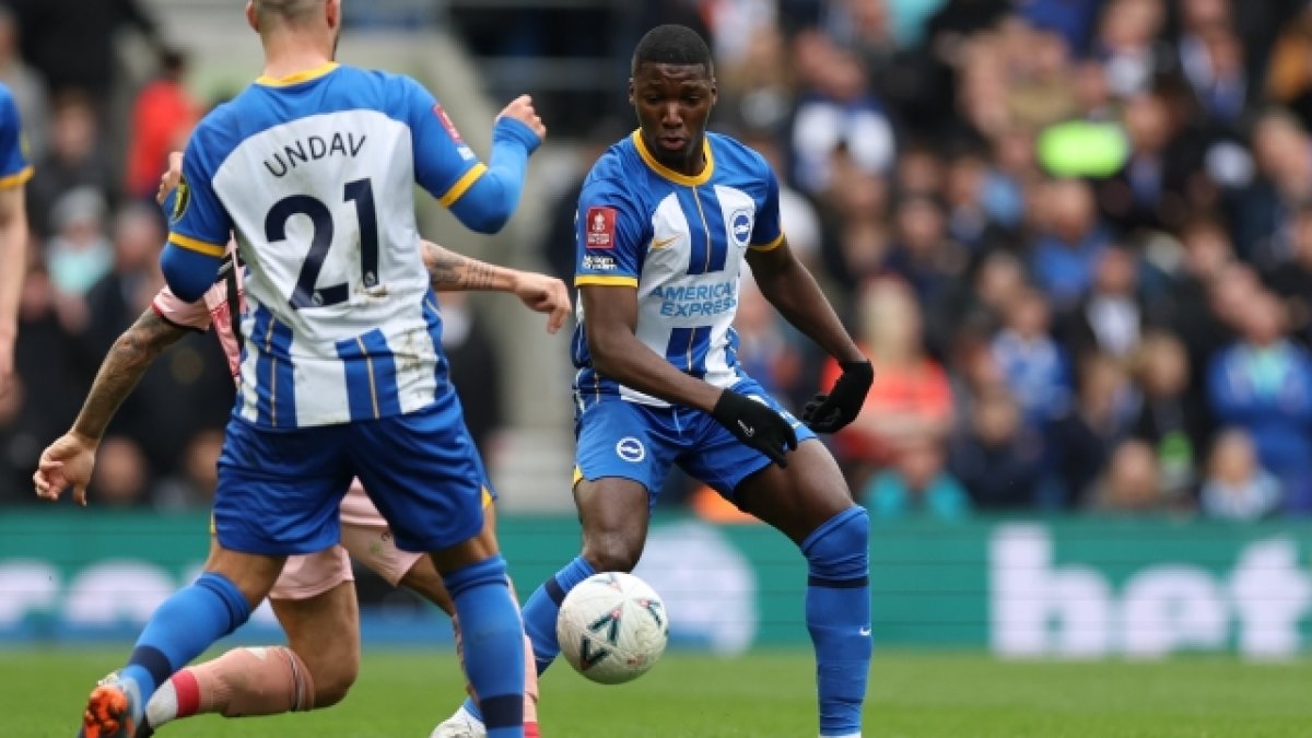 Moisés Caicedo jugó todo el partido y aportó con sus jugadas en el 3-3