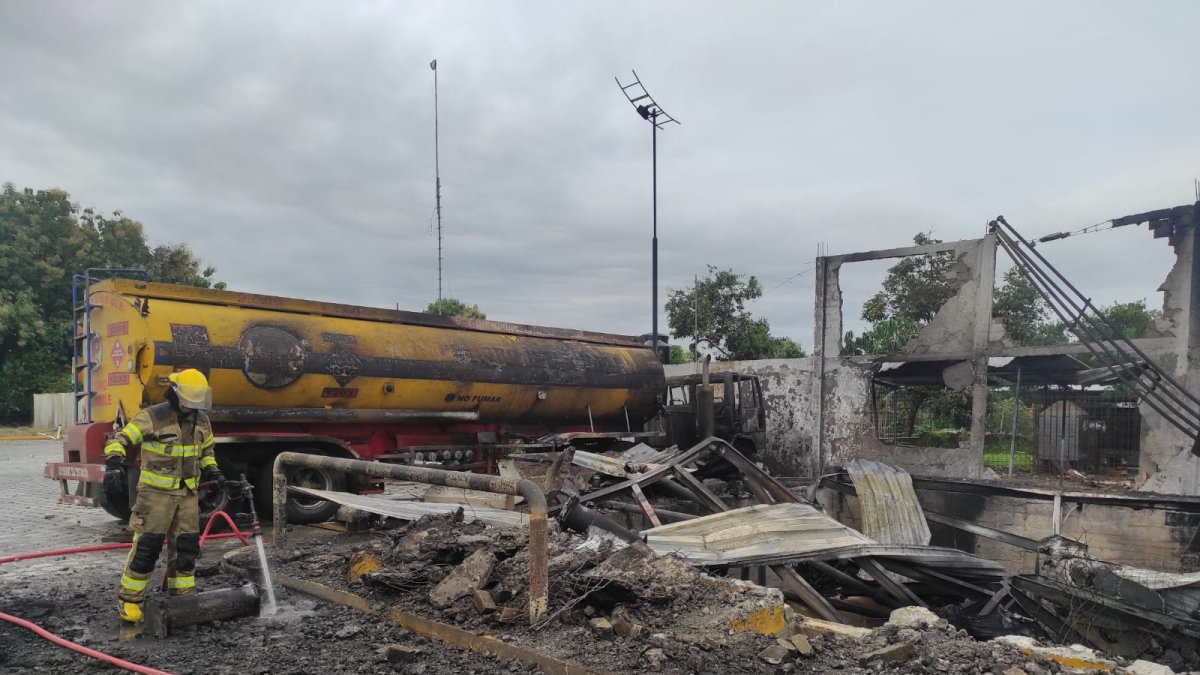 Escombros. Los vehículos que fueron alcanzados por las llamas se redujeron a nada