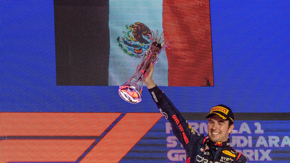 Sergio Pérez levanta orgulloso el título del Gran Premio de Arabia Saudí.