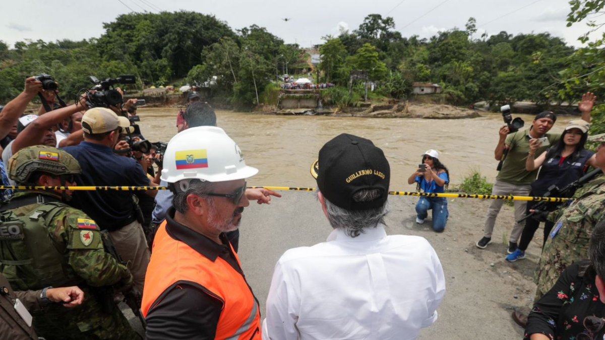 El presidente Guillermo Lasso visitó el lugar. Se declaró emergencia vial en las provincias de Pichincha, Esmeraldas y Santo Domingo
