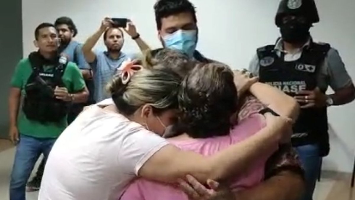 Alegría. La víctima junto con sus familiares y personal policial.