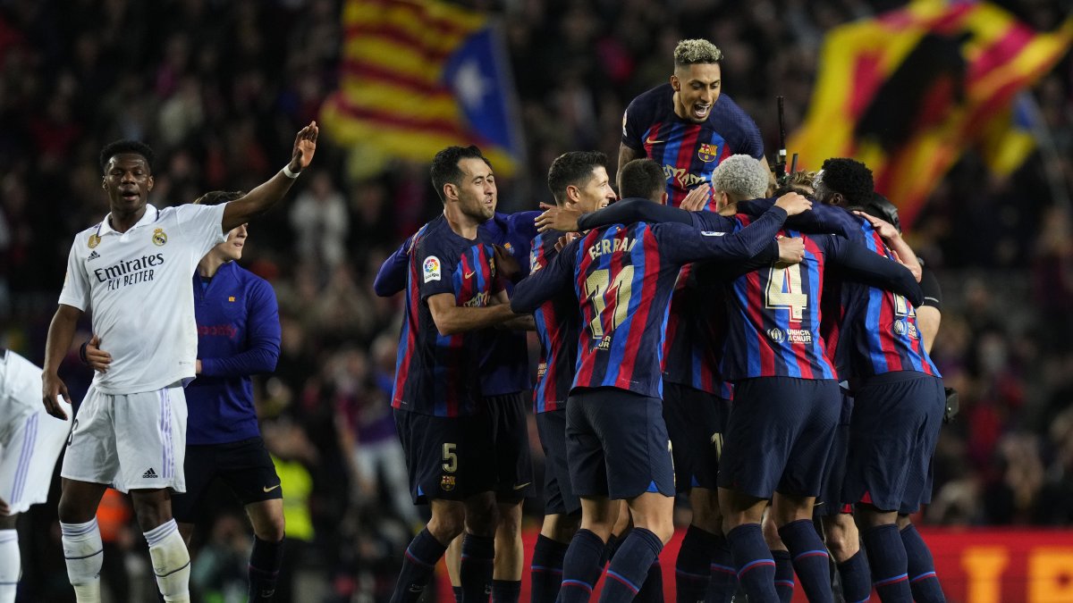 Los jugadores del FC Barcelona celebran su victoria frente al Real Madrid a la finalización del encuentro correspondiente a la jornada 26 de primera división.