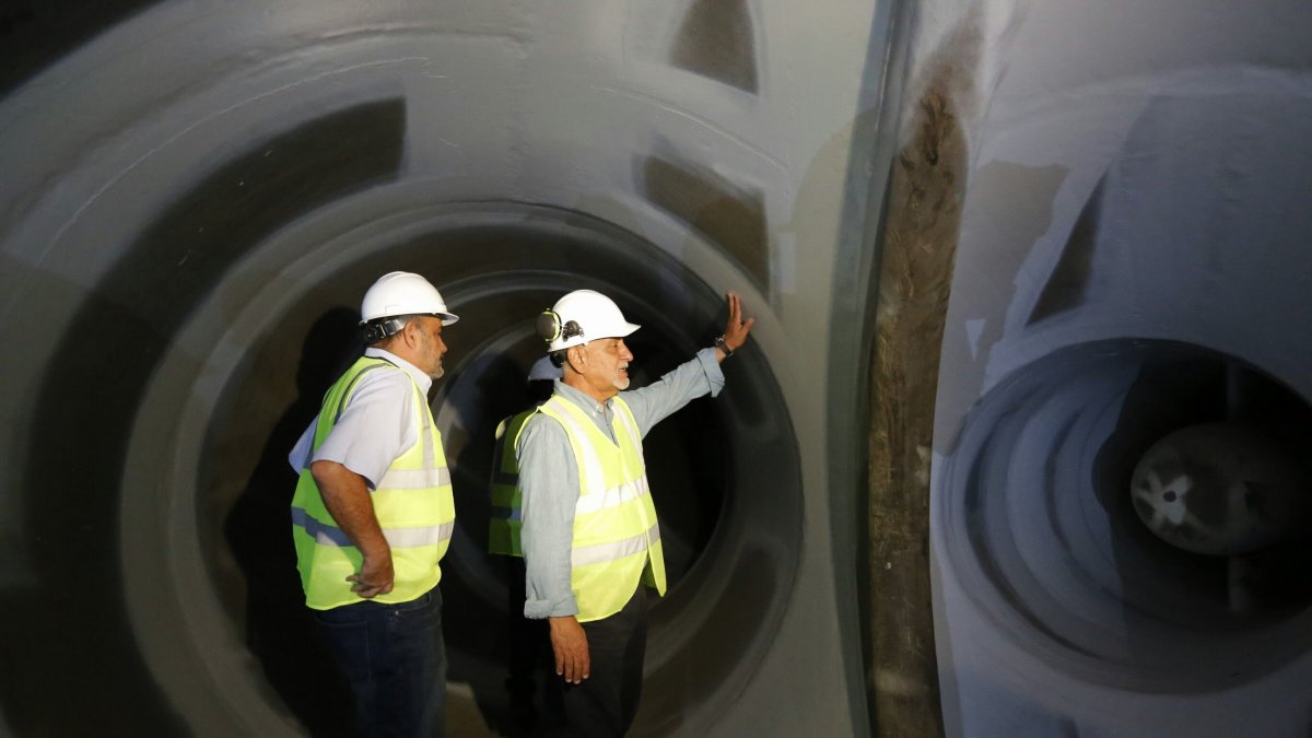 Revisión. El exministro de Energía Carlos Pérez durante un recorrido por el túnel del proyecto y constatar la existencia de fisuras en la construcción.