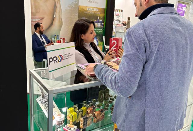 I cosmetici locali sono in mostra in Italia