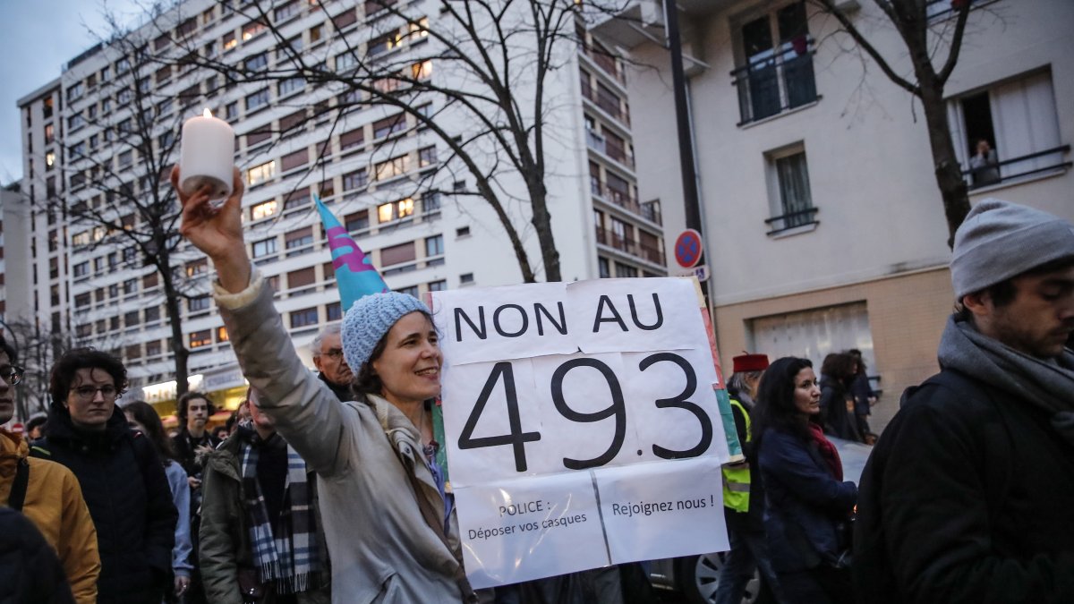 Manifestaciones. La noche del sábado, una marcha irrumpió en pleno centro de la capital francesa, sin reportar consecuencias reseñables.