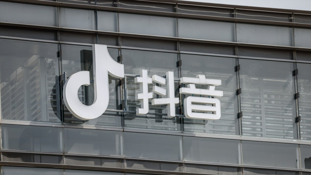 El logo de Douyin, la contrapartida china de TikTok, se ve en una oficina de ByteDance en Pekín, China.