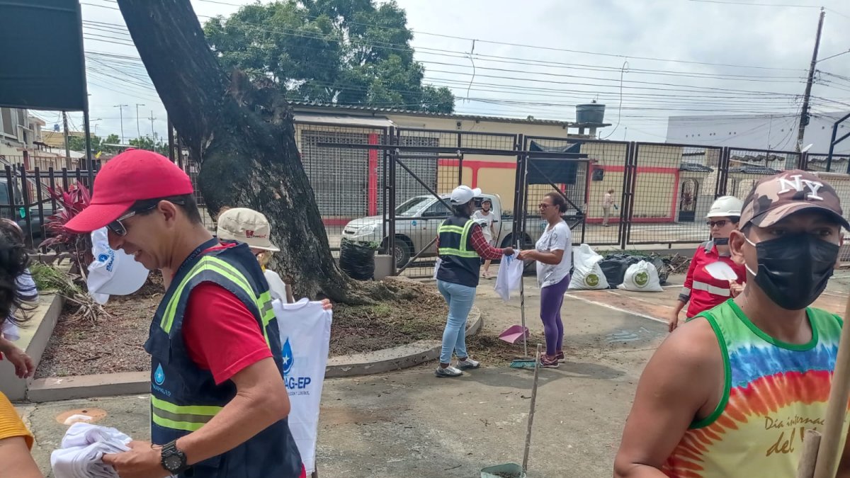 Tanto vecinos como directivos de colegios ayudaron en la limpieza.