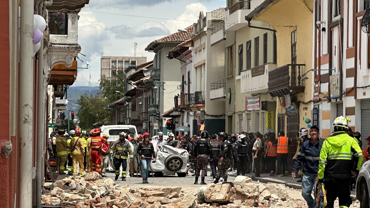Fotografía de los daños ocasionados por el sismo de magnitud 6,5 en la escala abierta de Richter en la ciudad de Cuenca (Ecuador).