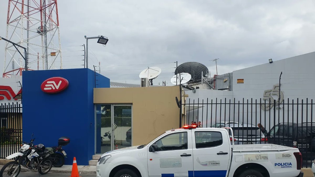 Portocolo. La Policía Nacional acudió al medio de comunicación para realizar las pericias correspondientes.