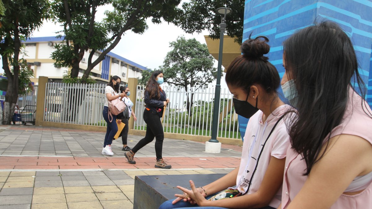 Las pruebas son virtuales, pero debido a fallas en el sistema de cómputo algunos estudiantes acudieron a la Universidad para conocer detalles del proceso.,