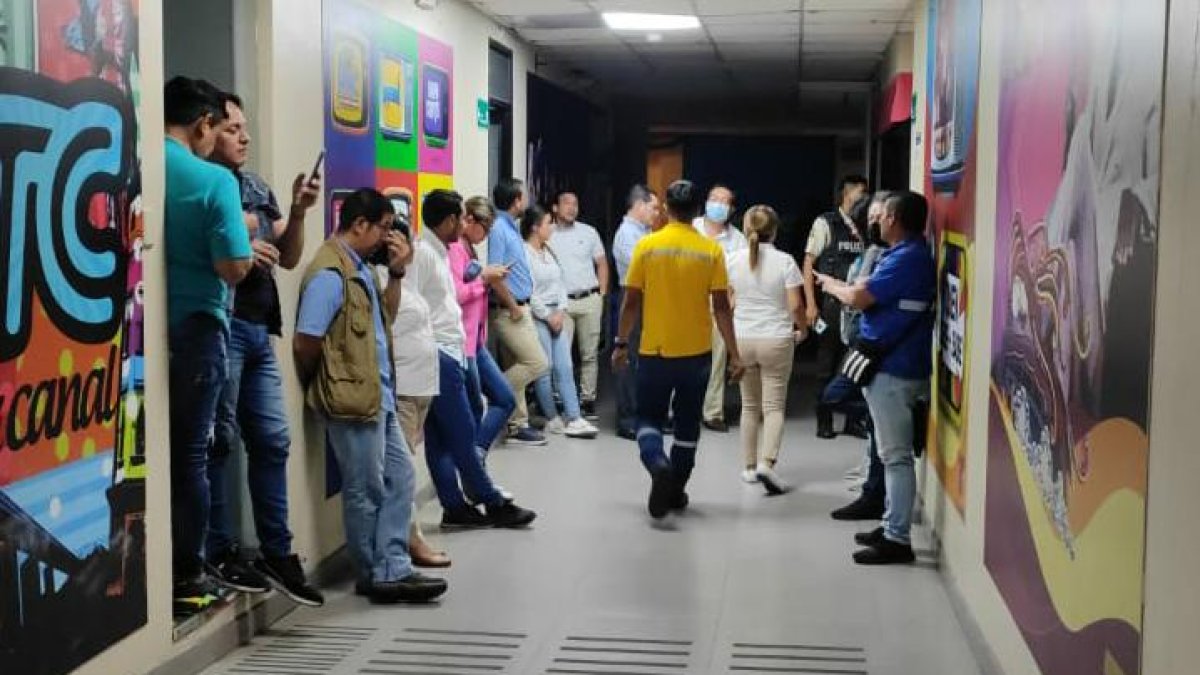 El periodista y presentador de TC Televisión Mauricio Ayora, también conocido como Caterva, recibió un sobre igual al que recibió Artieda.