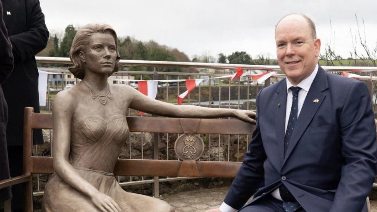 El príncipe junto a la estatua de su progenitora.