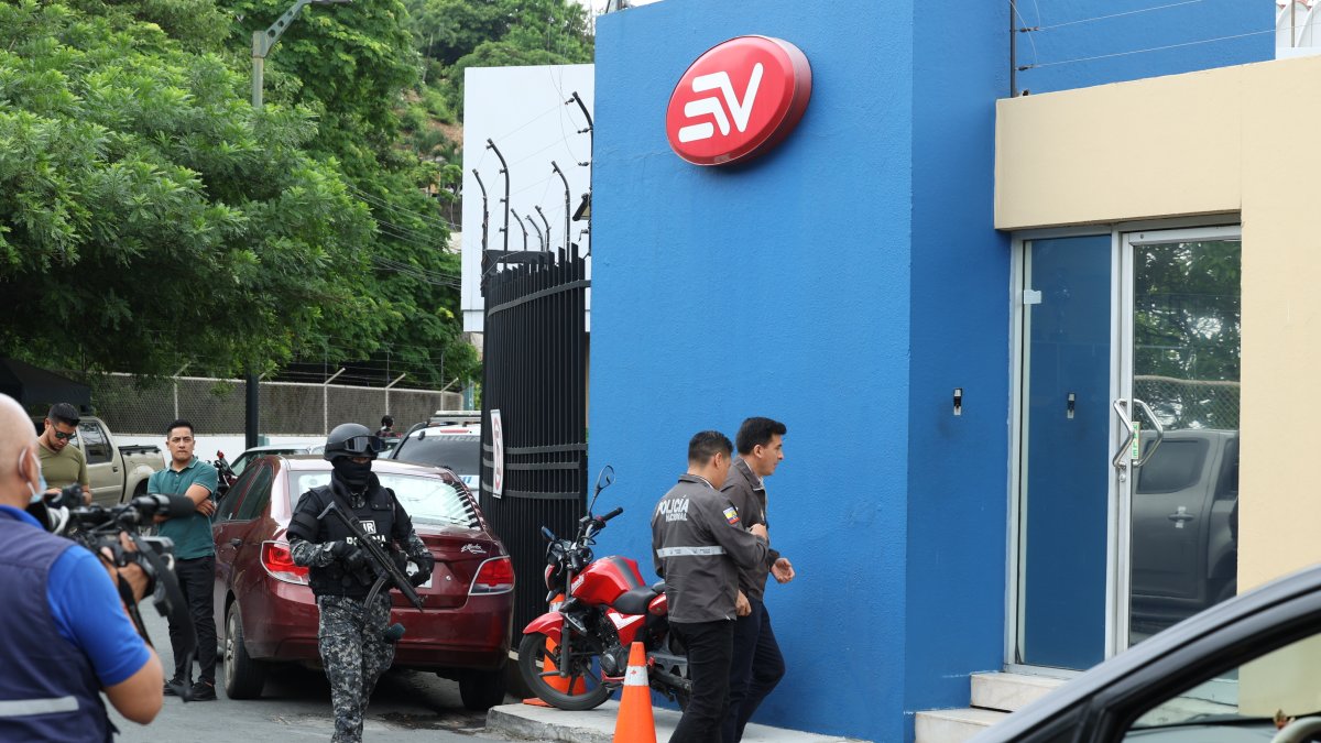 Momento en que policías ingresan a Ecuavisa para investigar el atentado del que fue víctima el periodista Lenín Artieda.