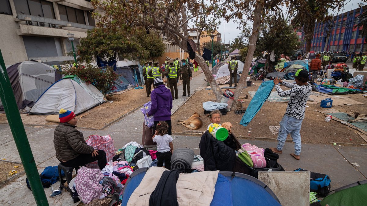 Migrantes acampan en la ciudad de Iquique (Chile), en una fotografía de archivo.