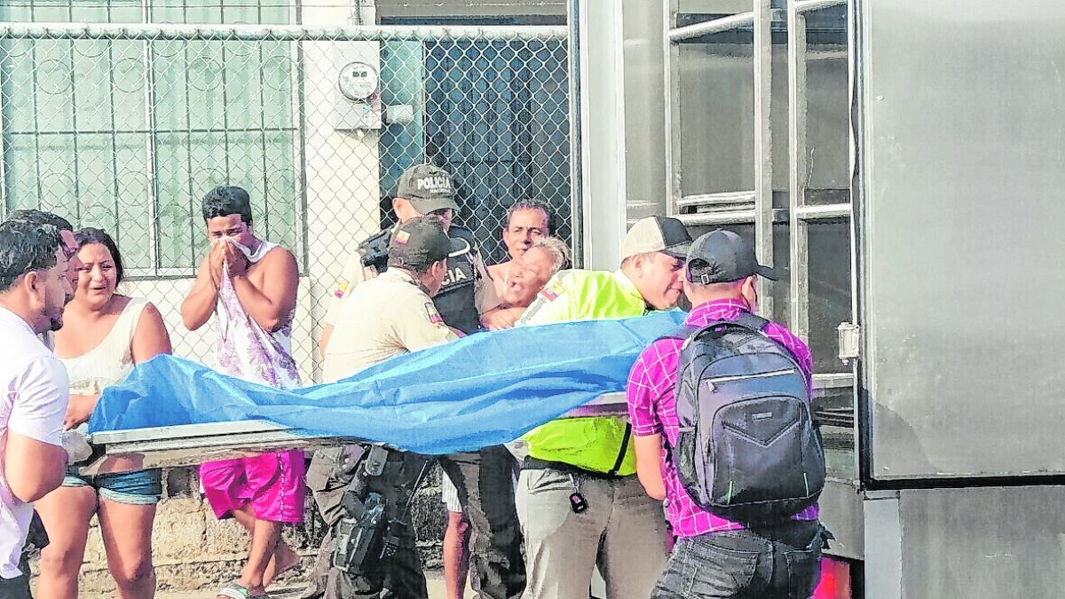 Los restos de David Laz Sarmiento fueron llevados al centro forense de Manta para las diligencias.