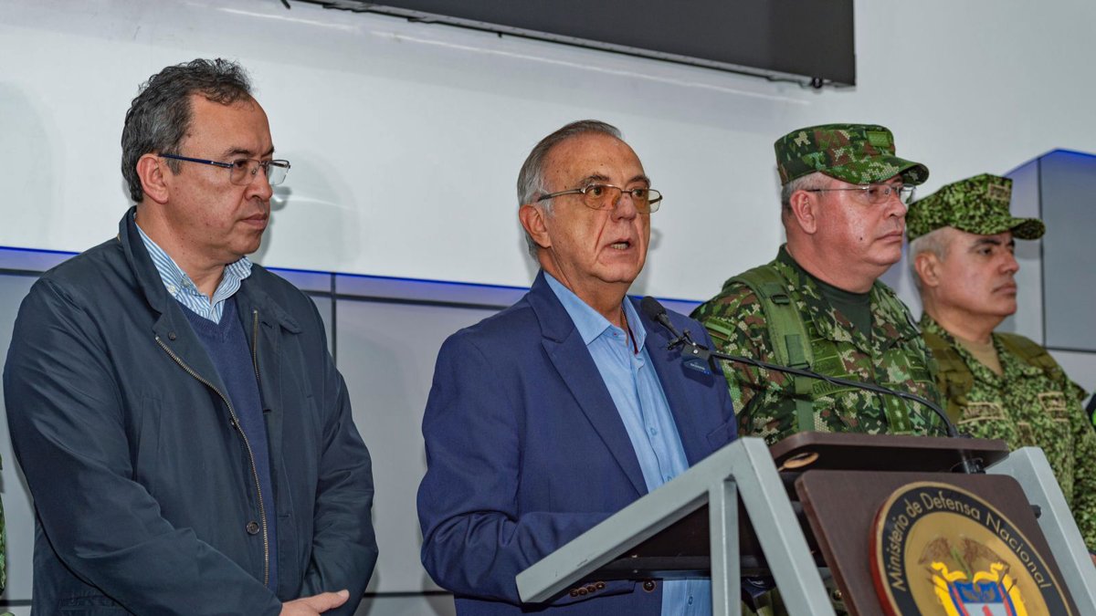 El ministro de Defensa, Iván Velásquez (2i), mientras ofrece una declaración junto al ministro del Interior, Alfonso Prada, este 19 de marzo de 2023, en Bogotá (Colombia).