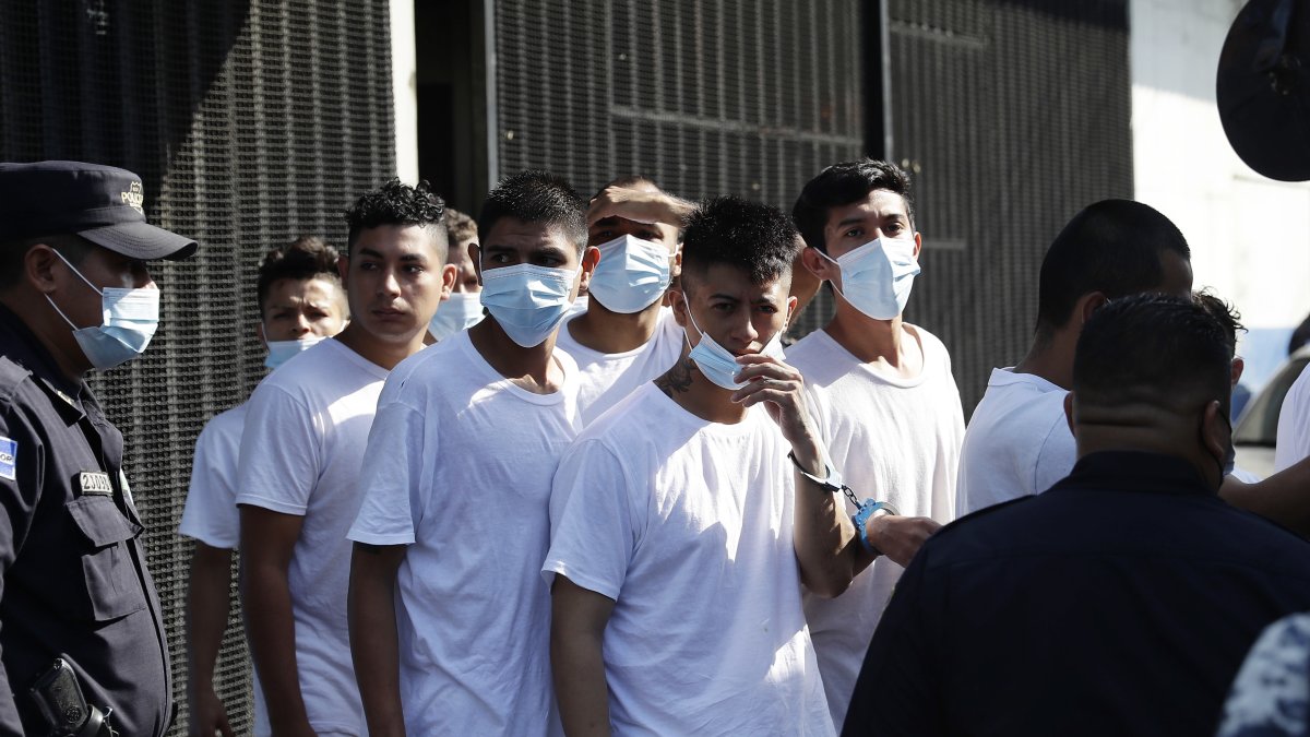 Fotografía de archivo, tomada en marzo de 2022, en la que se registró la detención de un grupo de supuestos pandilleros, capturados durante el Estado de Excepción, en San Salvador .