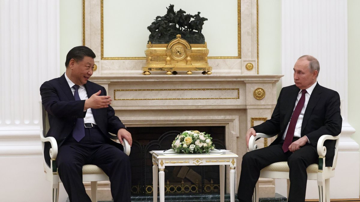 Elc lider de China Xi Jinping y e presidnete de  Rusia Vladímir Putin, en plano diálogo en Moscú, este 20 de marzo de 2023.