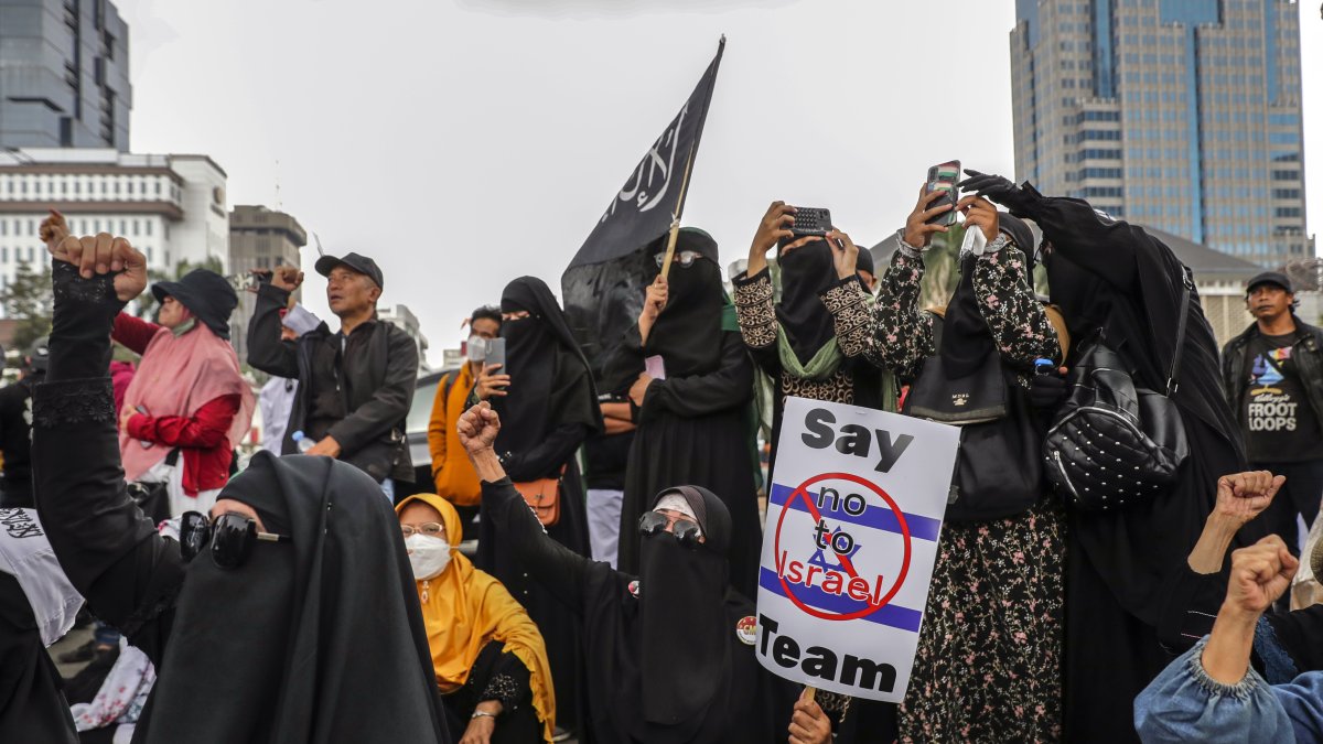 Manifestantes gritan consignas durante una manifestación contra Israel en Yakarta, Indonesia, el 20 de marzo de 2023.