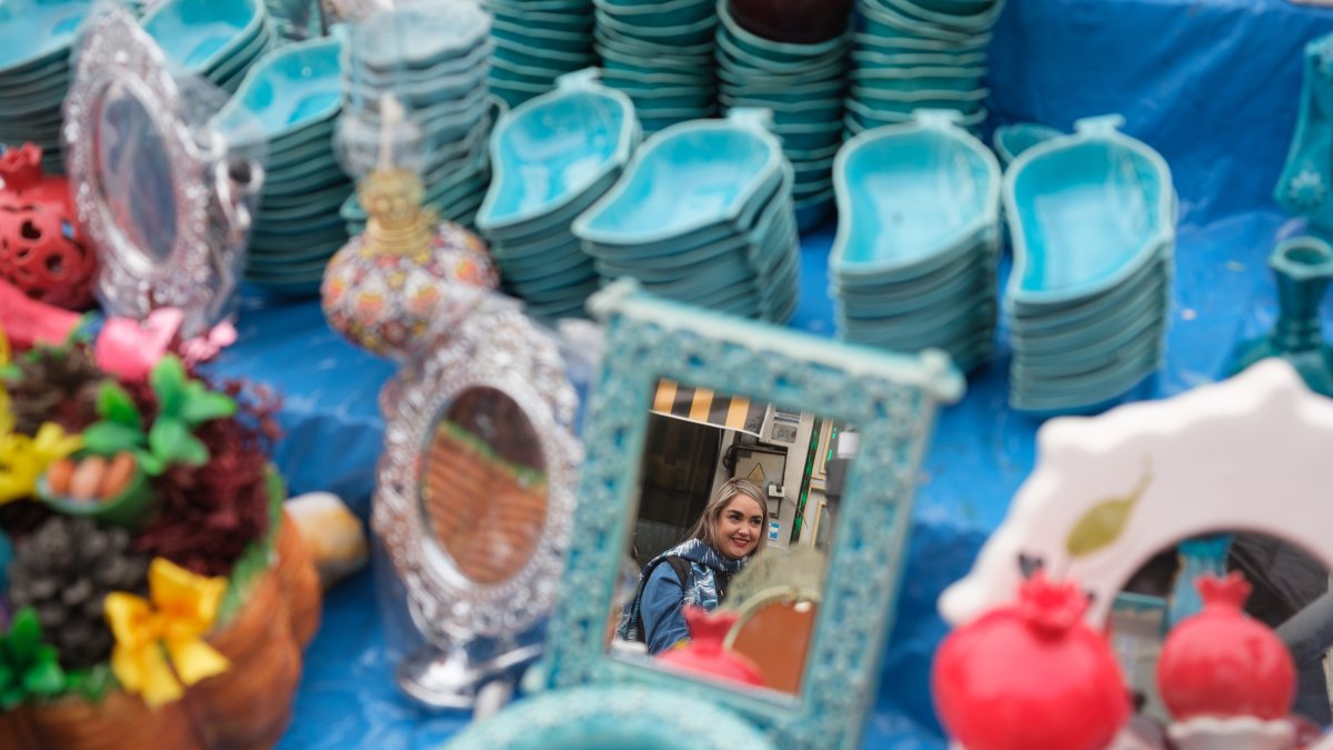 Una joven realiza compras en el bazar de Tajrish, en el norte de Teherán, con motivo del año nuevo persa o Noruz.