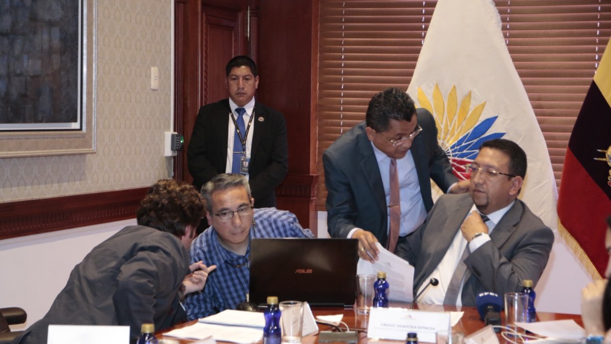Postura. El presidente de la Asamblea, Virgilio Saquicela, se unió con su voto a continuar con el trámite de juicio.