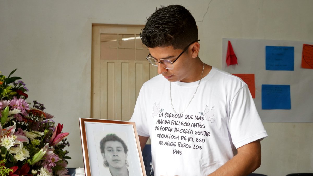 Uberney Echeverry durante la entrega del cuerpo de su padre