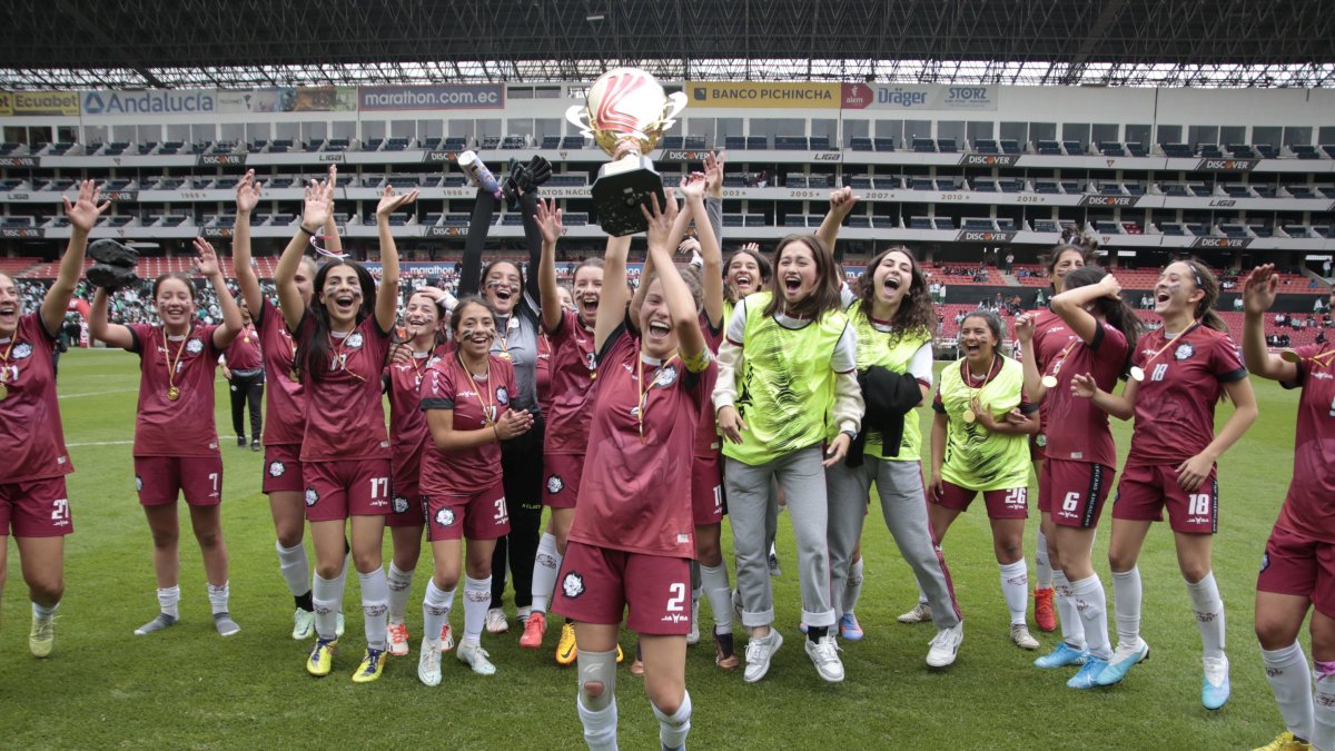 Las futbolistas del Americano y su celebración tras recibir el trofeo.