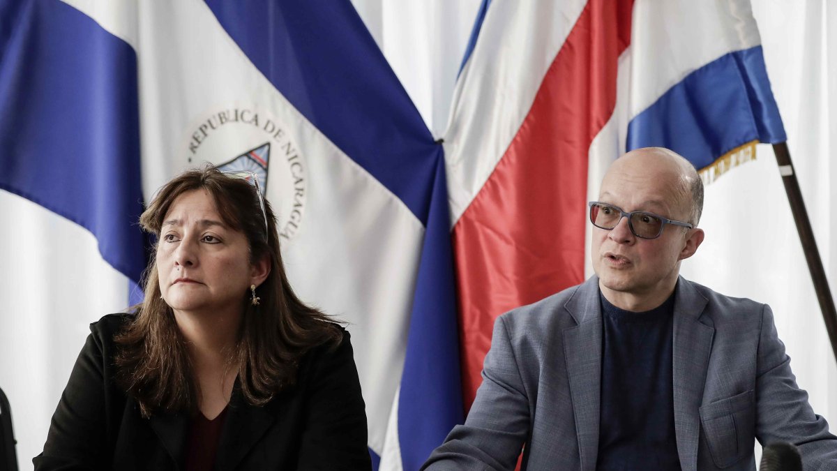 La colombiana Ángela Maria Buitrago y el alemán Jan-Michael Simon, expertos de la ONU.