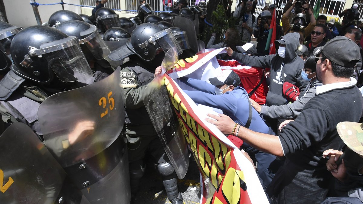 Maestros bolivianos fueron registrados este lunes, 20 de marzo, al protestar contra el nuevo plan de estudios, en La Paz (Bolivia).