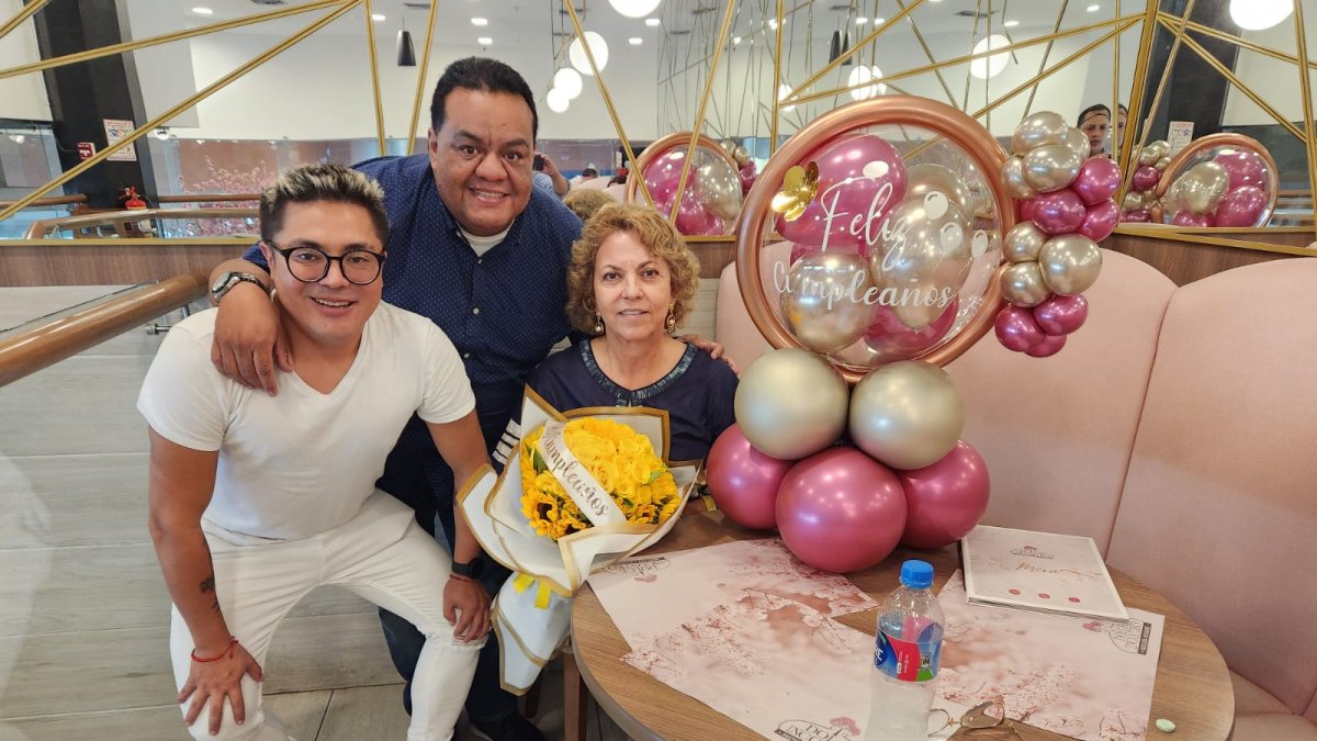 Doña Dora con El Cuy y Marlon Acosta.