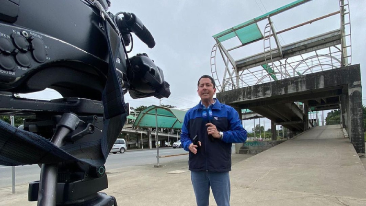 El comunicador José Luis Calderón durante una cobertura.