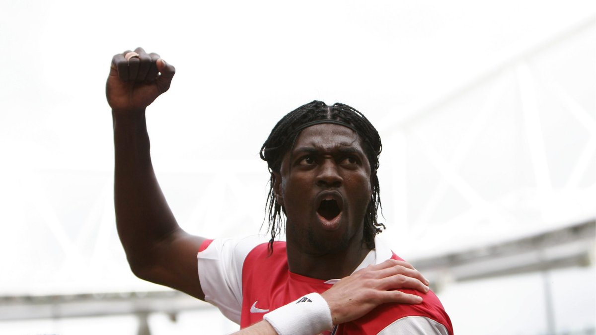 Emmanuel Adebayor cuelga las botas tras 22 años de su debut como profesional con el Metz de Francia en 2001.