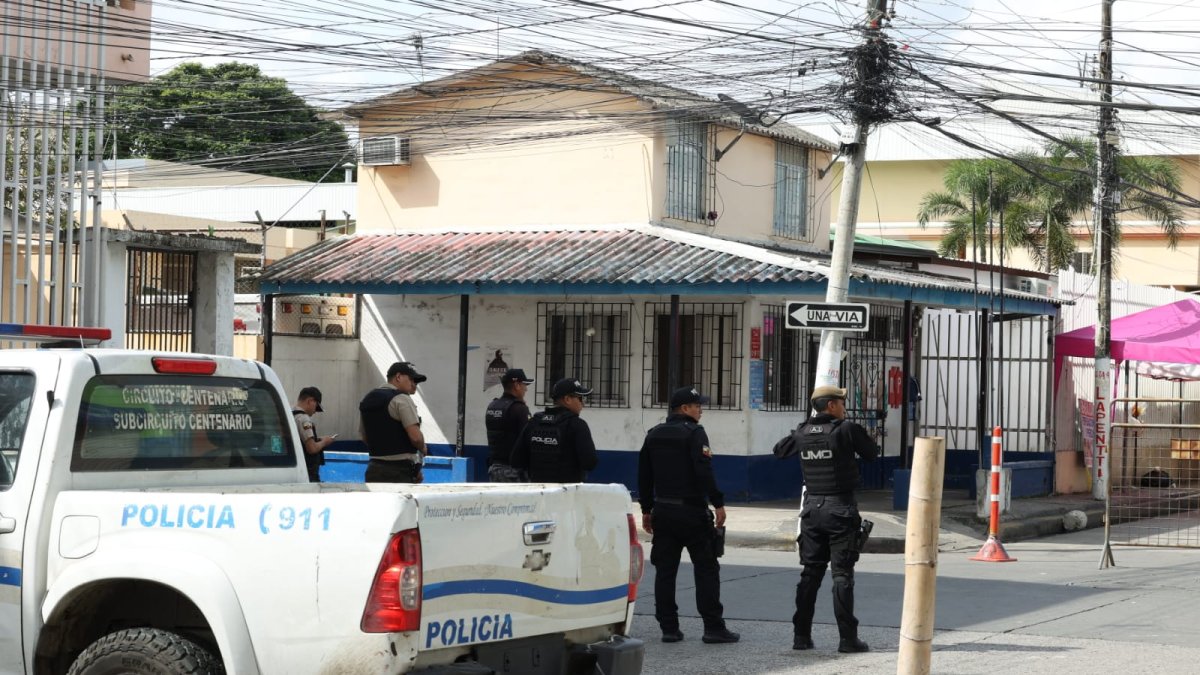 Agentes de la unidad antiexplosivos de la Policía arribaron al sitio para realizar la detonación controlada del explosivo.