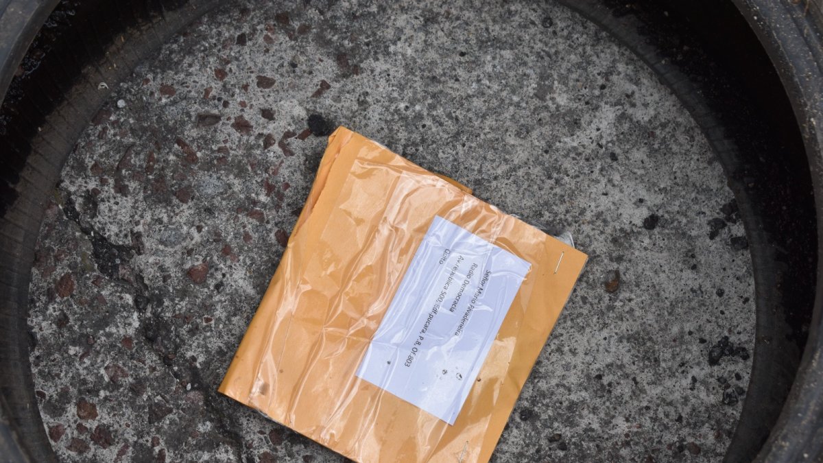 Uno de los cinco sobres que ha identificado la Policía que contenían cargas explosivas.