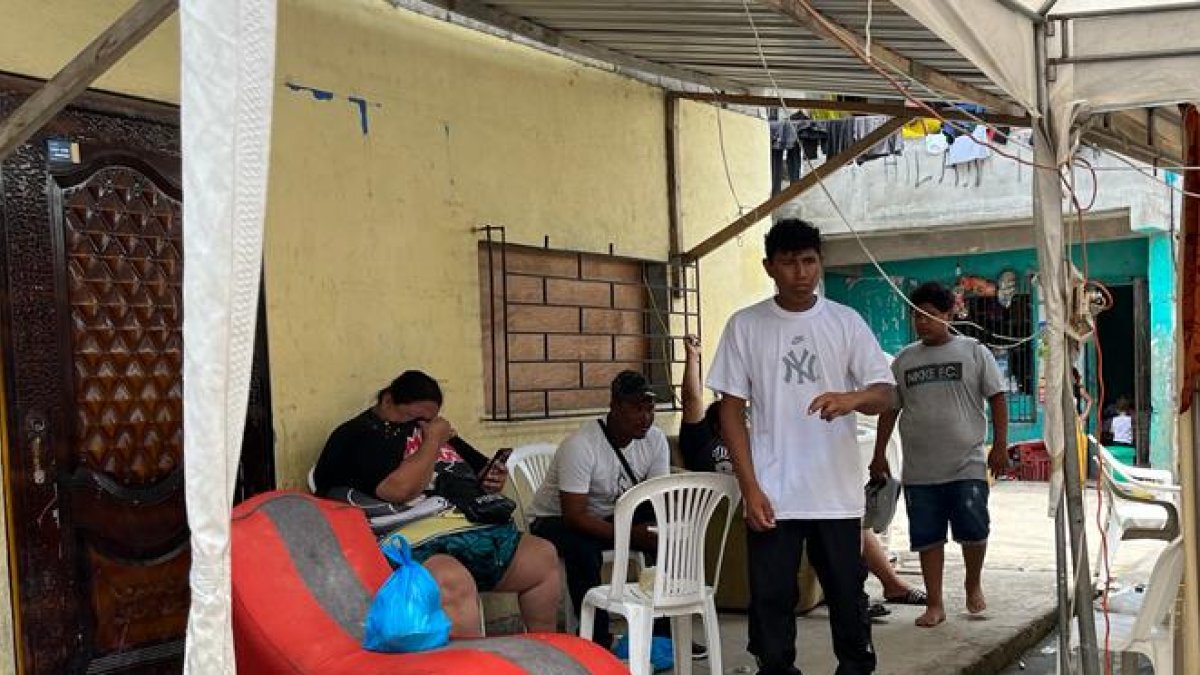 Familiares de la provincia El Oro lamentan la pérdida de sus viviendas y enseres tras el sismo.