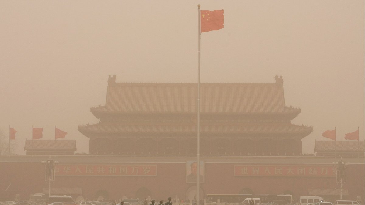 Imagen de la Ciudad Imperial China en un día de tormenta de arena en Pekín.