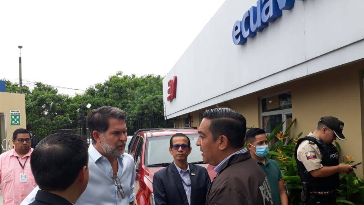 Personal de la Fiscalía visitó los medidos de comunicación televisivos que recibieron correspondencia con detonantes en su interior.