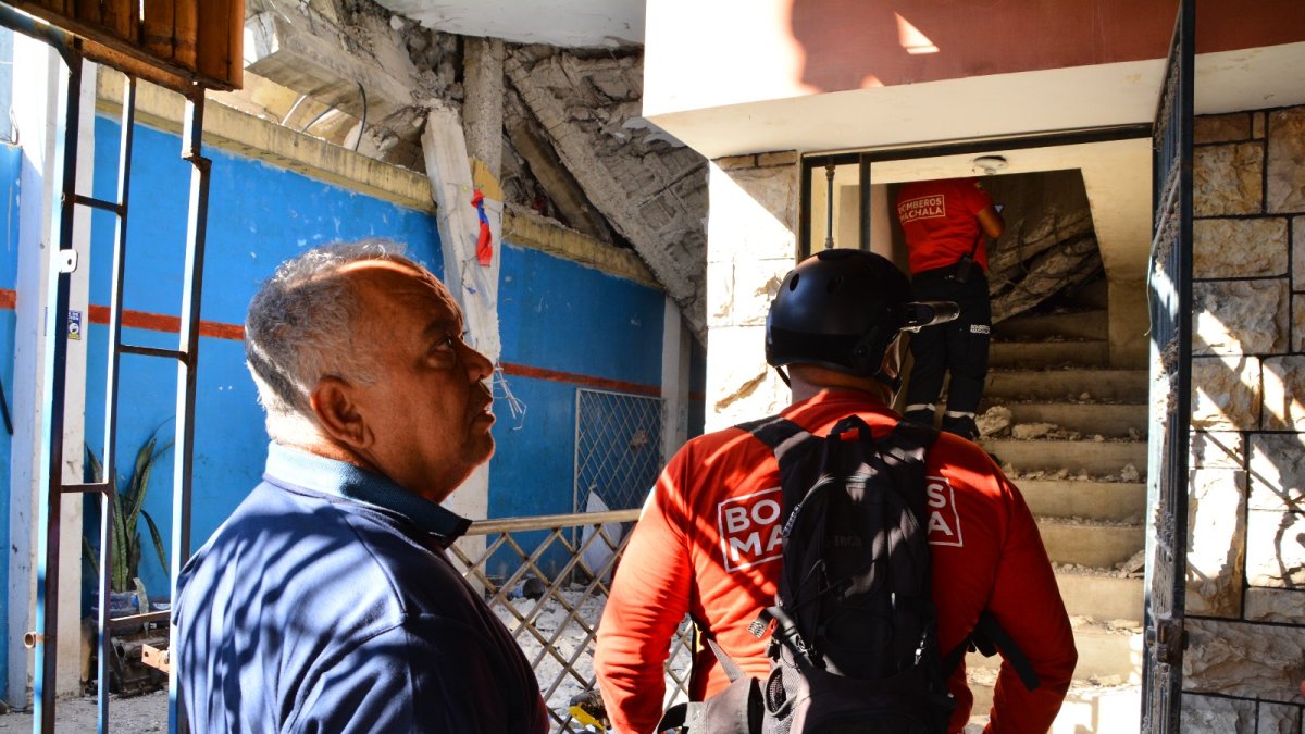 Personal del Cuerpo de Bomberos sigue evaluando daños en las edificaciones.