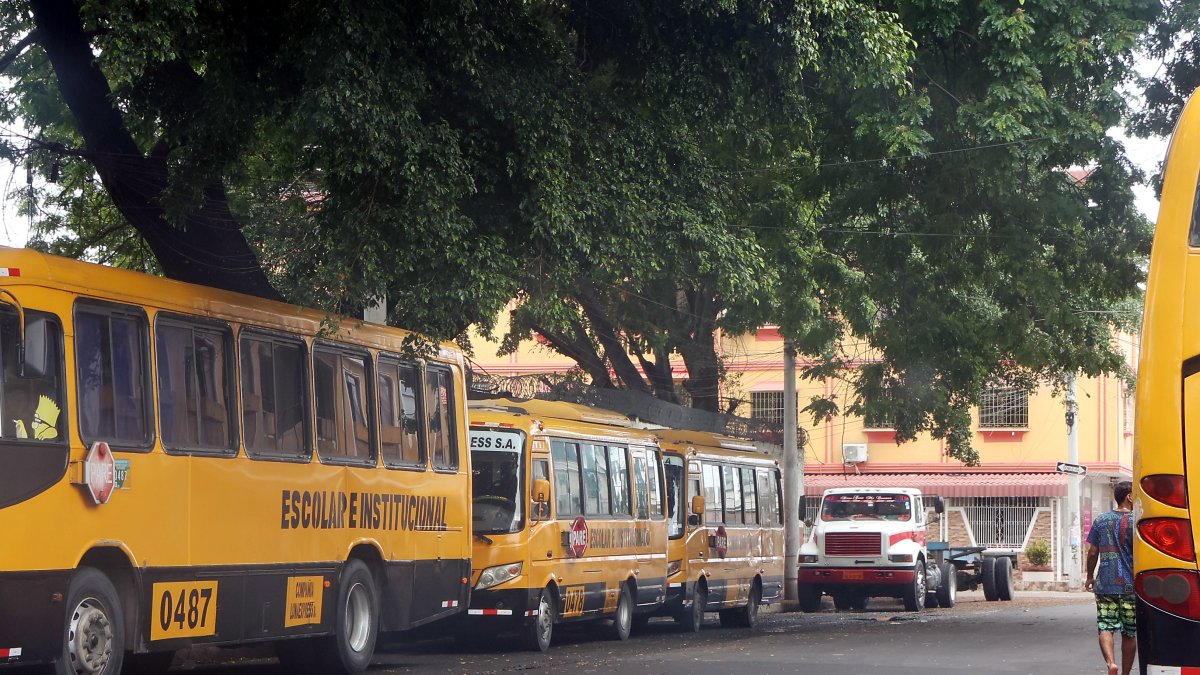 Los expresos escolares están parqueados día y noche en las vías de la ciudadela Amazonas.