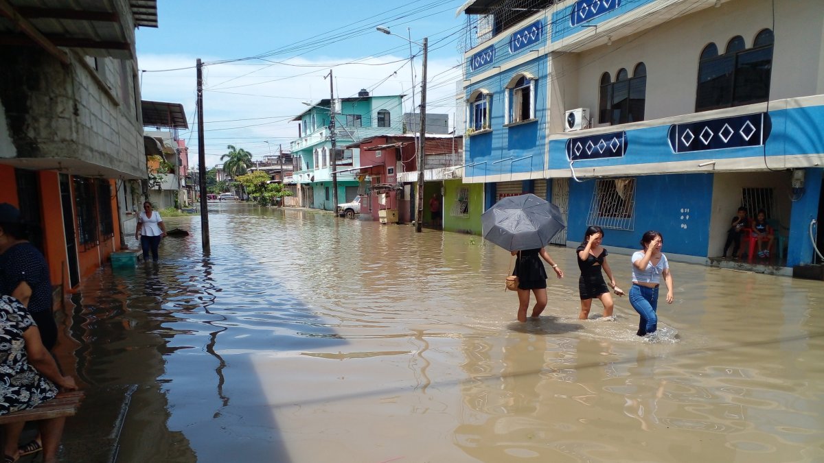 Más de 15 calles de Salitre están inundadas producto de las intensas lluvias en el cantón.
