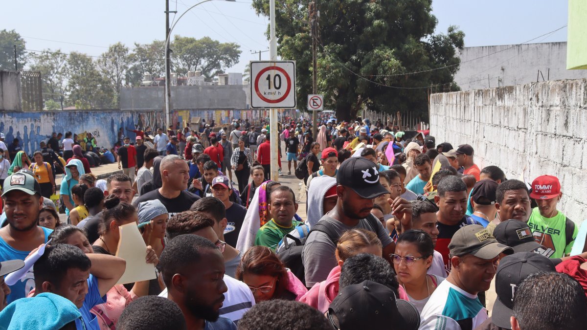 Migrantes permanecen hoy, afuera de las oficinas migratorias en la ciudad de Tapachula, en el estado de Chiapas (México).