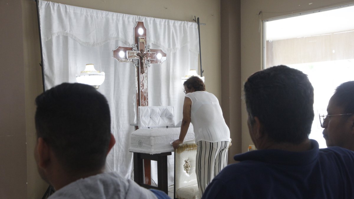 Velorio. Los familiares, amigos e incluso vecinos se acercaron a brindar sus respetos y más sentido pésame a la única sobreviviente de este terrible hecho.