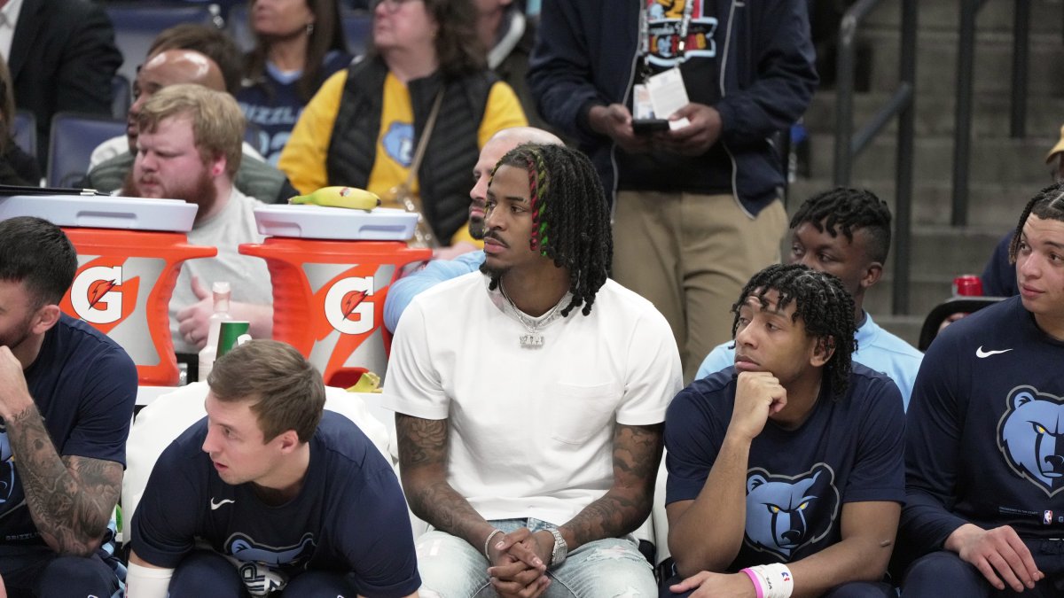 Ja Morant de los Grizzlies, estuvo sentado viendo el partido de sus compañeros.