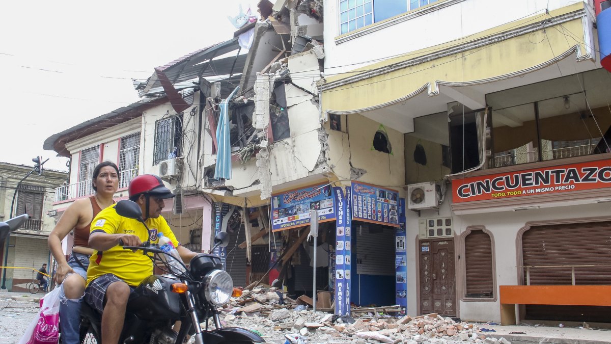 Proceso. En el cantón Pasaje aun no se terminan de realizar el levantamiento de los escombros y el retiro de los enseres.
